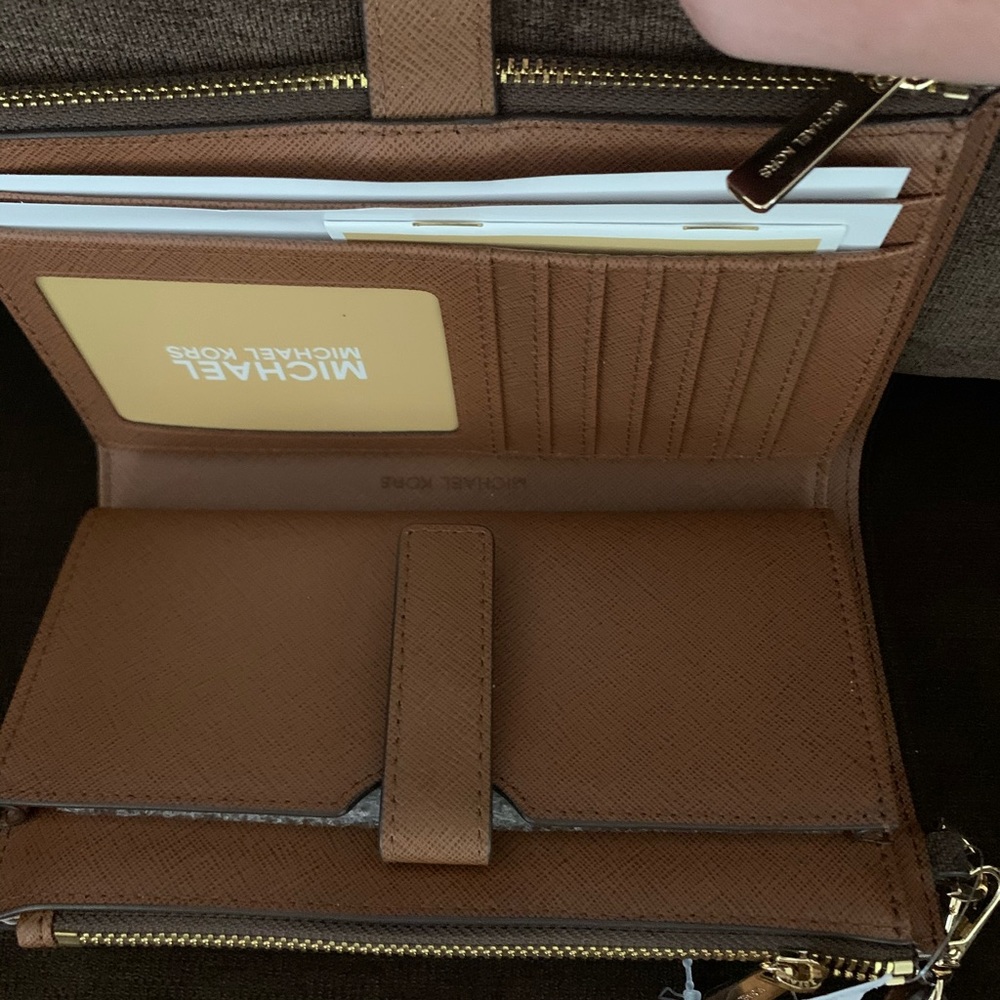 MICHAEL KORS CROSSBODY/DOUBLE ZIP WRISTLET… - Picture 9 of 16